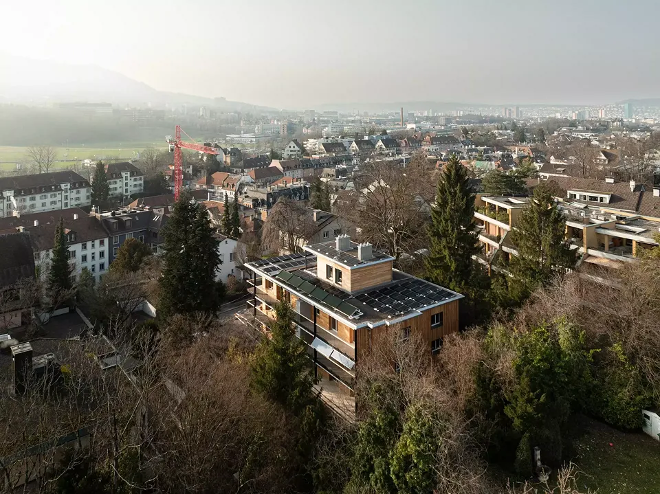Sanierung aussen mit Holzdämmung, PV, Solarthermie