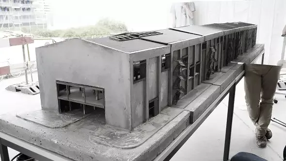 Das Modell: 2 m lang, 200 kg schwer, komplett aus Beton geggossen und mit Stahlträgern versehen. Entschuldigen Sie bitte, dass ich dieses Modell nicht eingeschickt habe, wie Sie sehen war es mir nicht möglich.