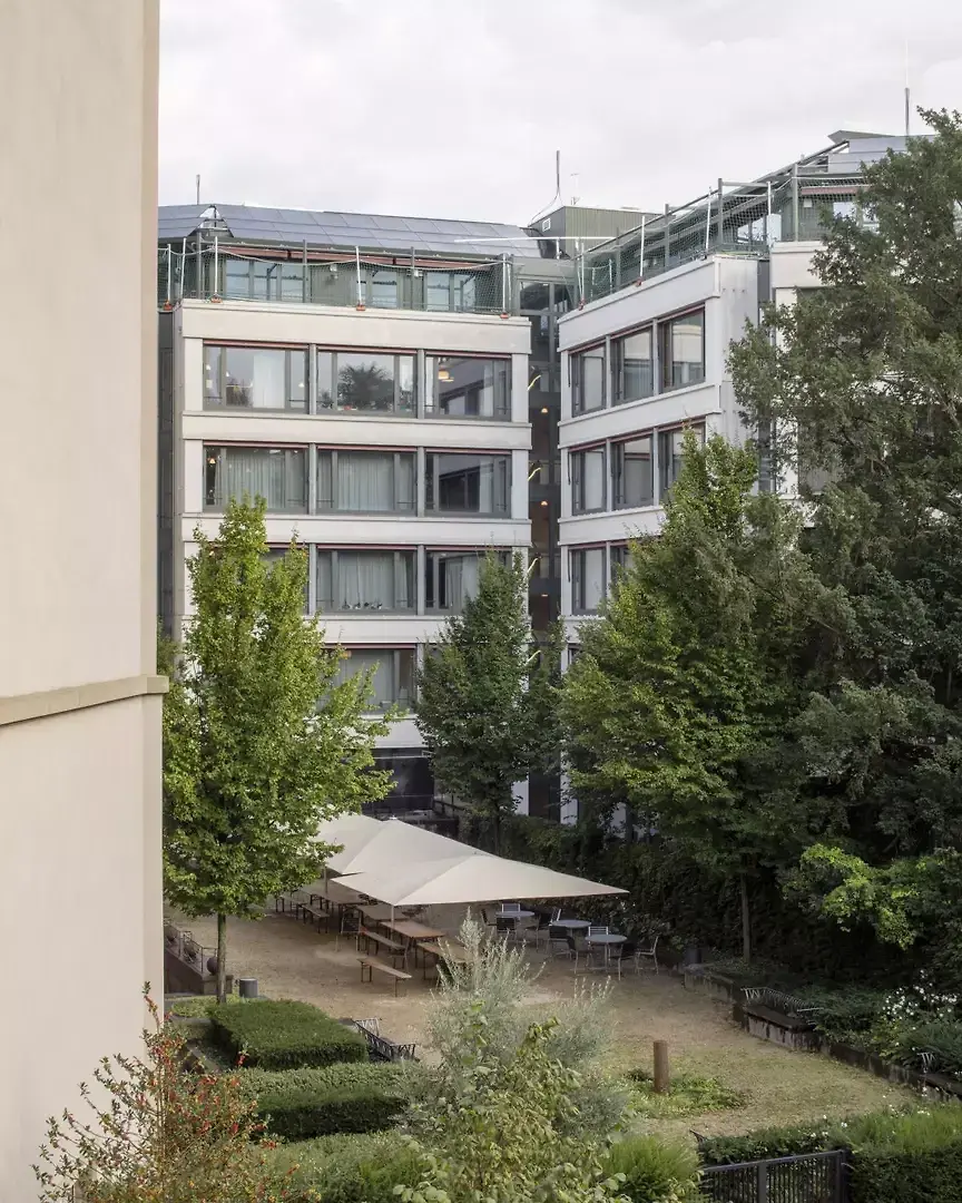Zwischen den Gebäudeflügeln öffnen sich lauschige, begrünte Höfe