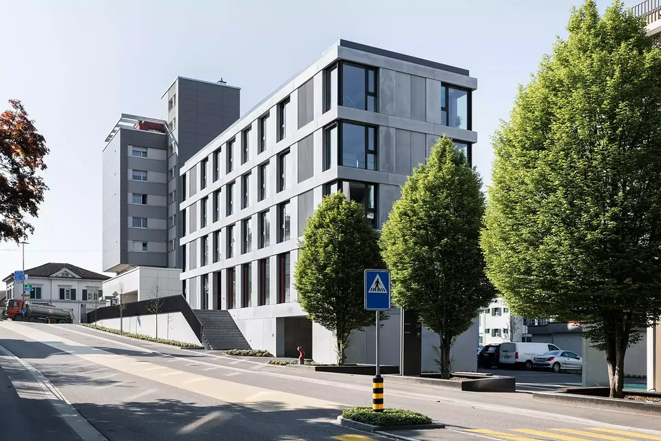 Vorgehängte und teils profilierte Glasfaserbetonelemente gliedern die Fassade horizontal wie auch vertikal.