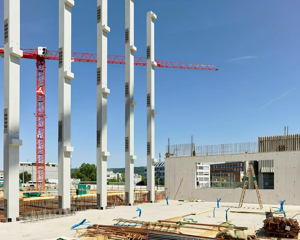 Trakt E: montage des poteaux de façade préfabriqués