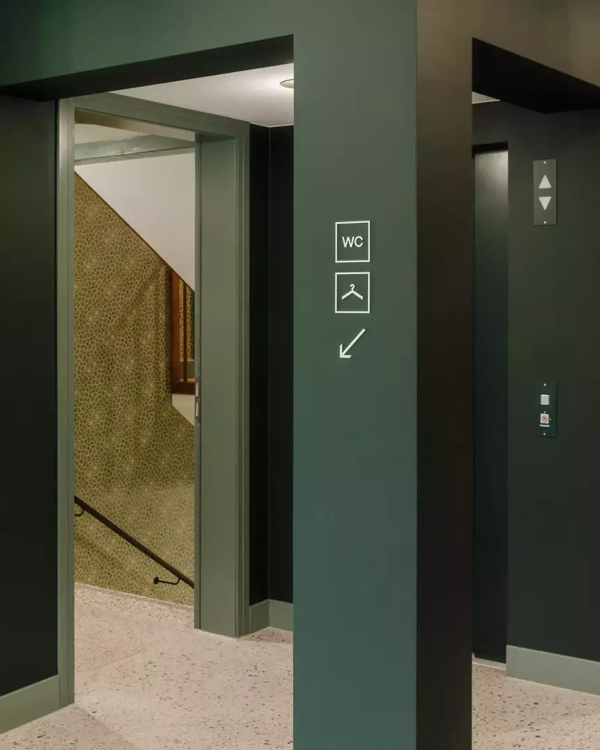 Neuer Lift und Haupttreppe