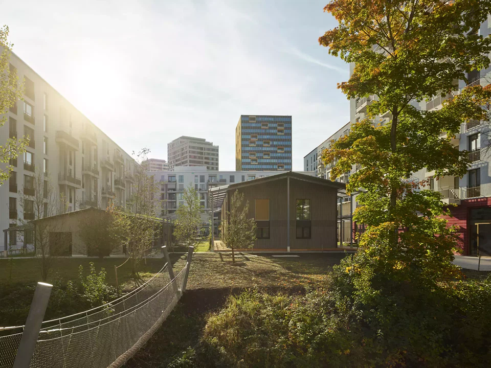 Vue vers l'ouest, au-delà du Riedgraben, sur la cour intérieure avec la maison communautaire et les ateliers