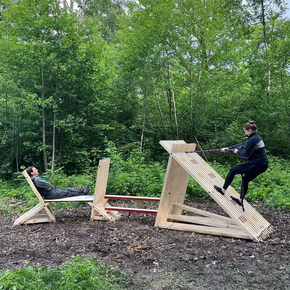 Projekt: Triangular – Standort: Mittelwald – «Triangular» ist eine Holzkonstruktion, die verschiedene Aktivitäten für Jogger, Familien und andere Passanten ermöglicht.