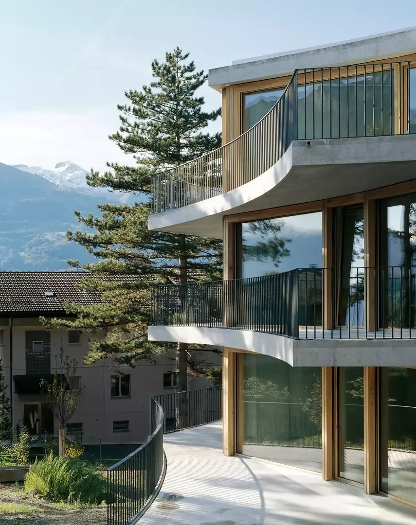 Étages en porte-à-faux dans la canopée du jardin