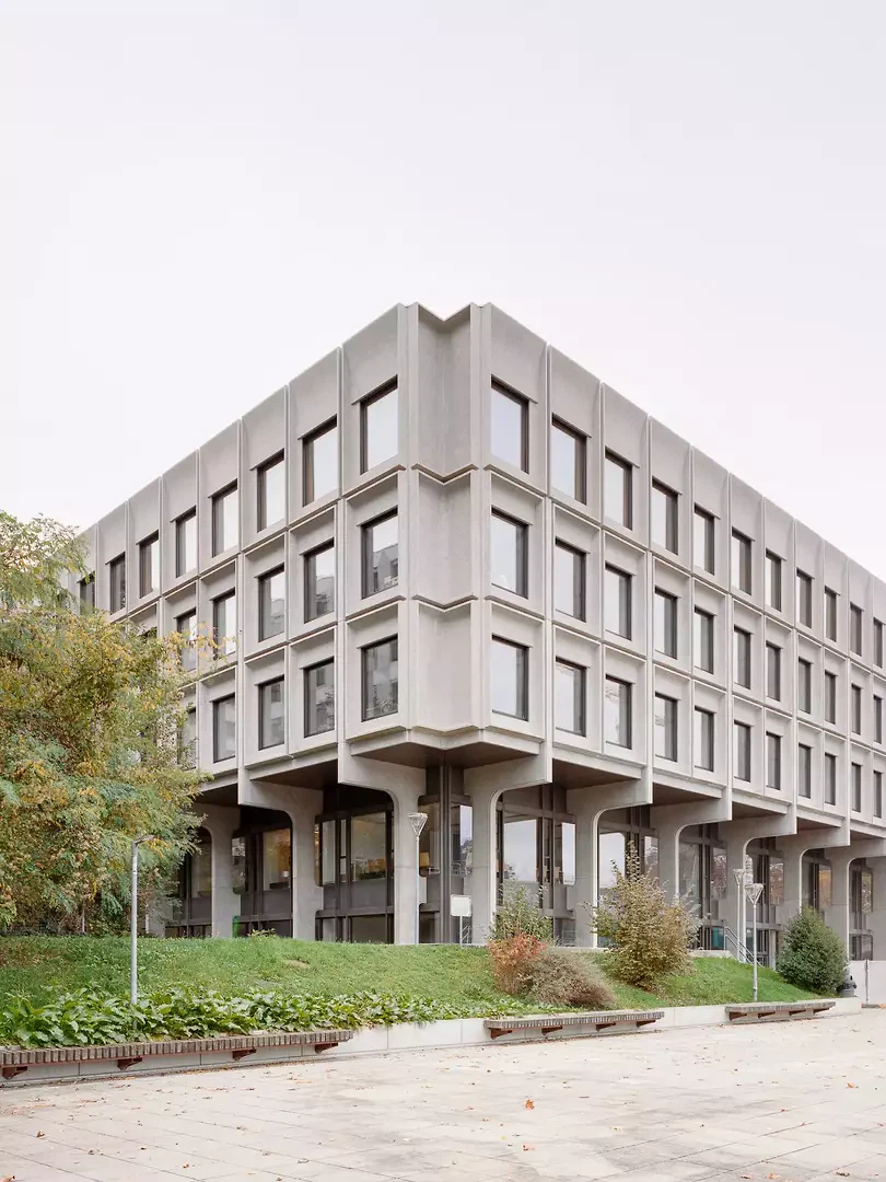 Die Aufstockung des Collège Rousseau ist erst bei genauer Betrachtung erkennbar