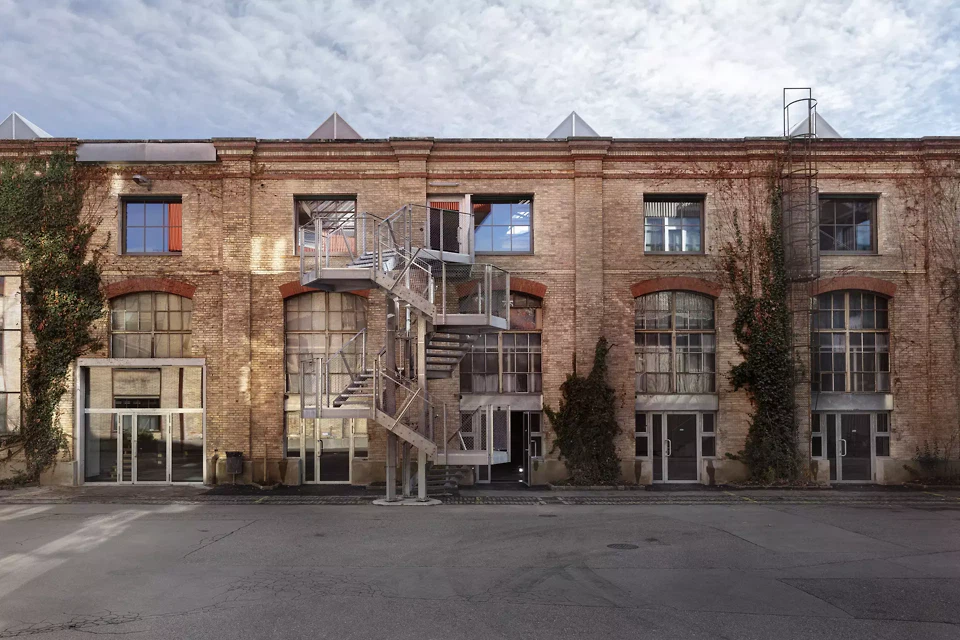 Bestandesfassade mit Altneuen und neuen Fenstern sowie dem neuen Treppenturm