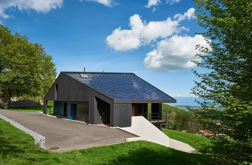 Vue extérieure de la maison contemporaine Minergie-P et de sa toiture solaire