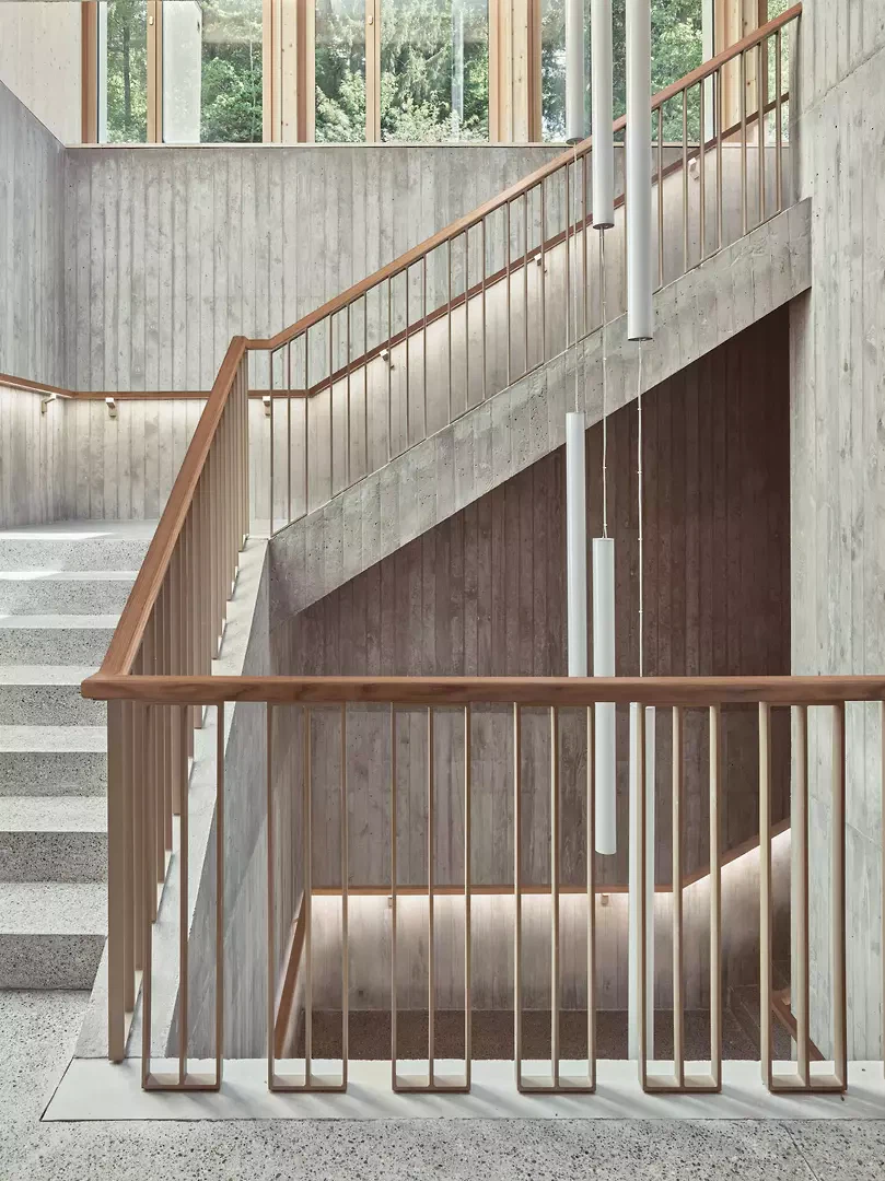 Der Treppenlauf führt um das Zenitallicht und öffnet nach oben