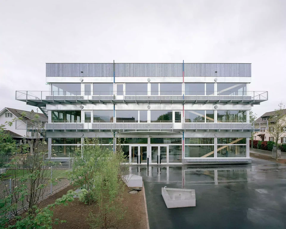 Bâtiment scolaire extérieur avec cour de récréation