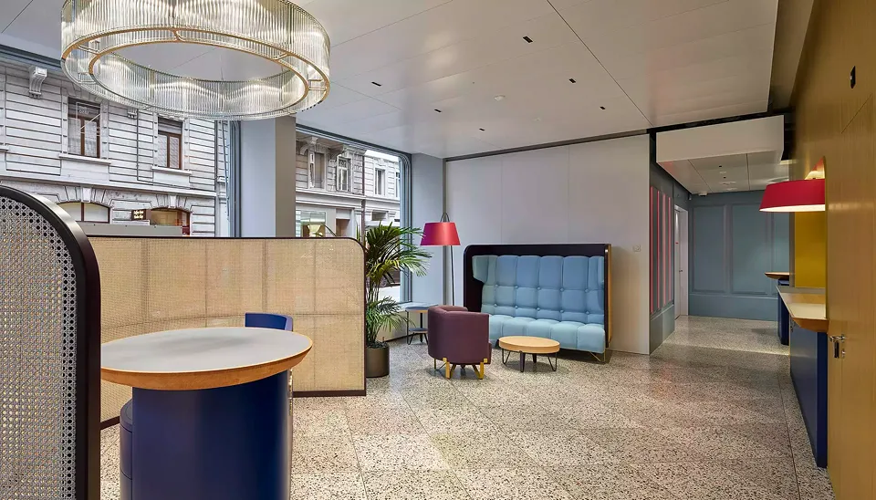 Kundenhalle Sparhafen Bank AG mit Welcome Desk, Wartezone und Kundenschalter