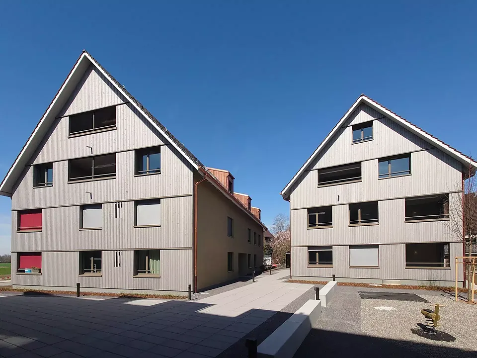 Ansicht Haus A und B vom Platz