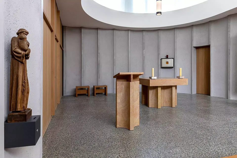 Altar. Ambo, Tabernakel