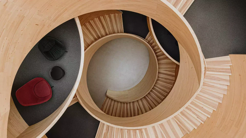 Freiform-Treppenhaus Atrium mit Balkonen