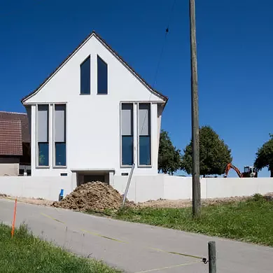 Die überhohen Fenster schauen weit in die Landschaft