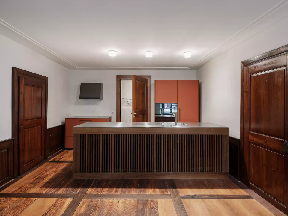 Wohnküche im 2. Obergeschoss, restauriertes Wandtäfer und Parkettboden aus verschiedenen Epochen