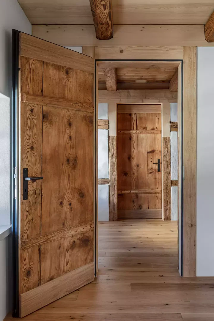 Ertüchtigte historische Brettertüren im Obergeschoss.