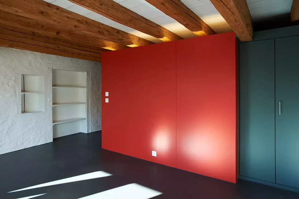 Appartement aménagé dans les combles d'un bâtiment historique rénové selon Minergie-Eco