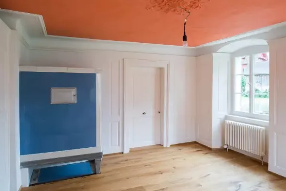 chambre orange, poêle en faïence