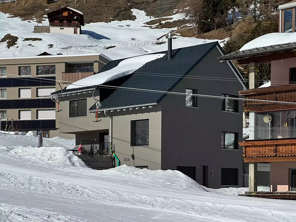 Im Winter führt die Skipiste direkt vor dem Haus durch.