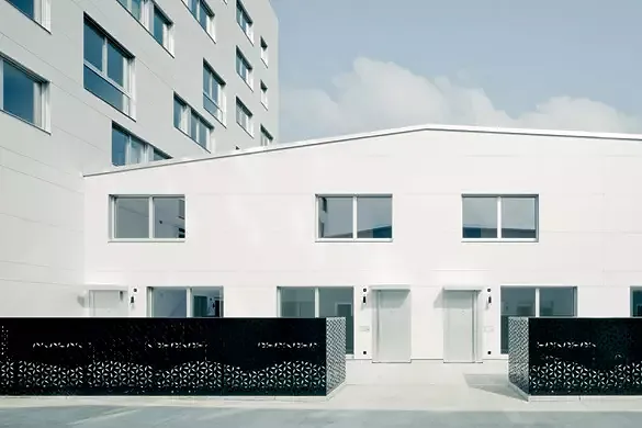 Cour intérieure avec construction basse