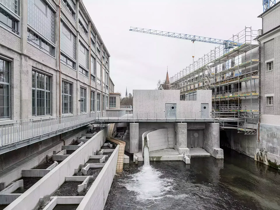 La nouvelle centrale hydroélectrique est également l’œuvre des architectes de Boltshauser. Elle devrait fournir 50 pour cent de l’électricité nécessaire sur le site. Des escaliers ont été aménagés  pour les poissons et les castors.