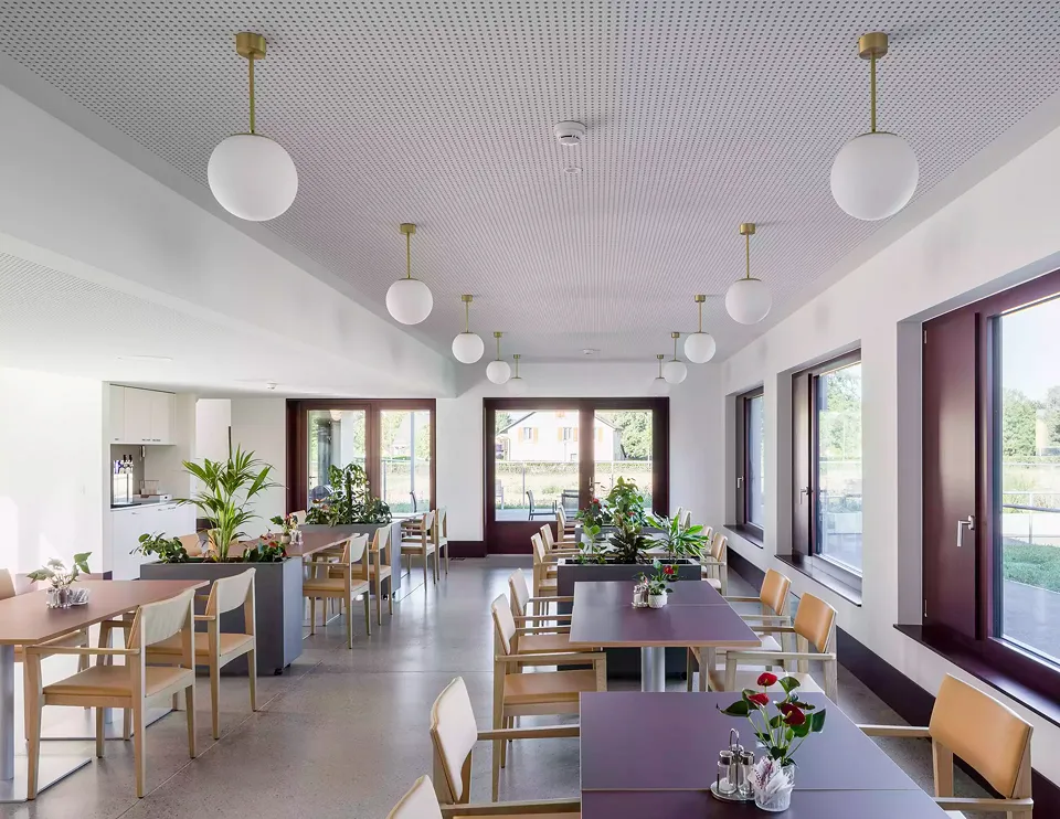 Der für die Bedürfnisse  der Bewohner einfach gestaltete Speisesaal trägt zu einer angenehmen Atmosphäre beim Essen bei.