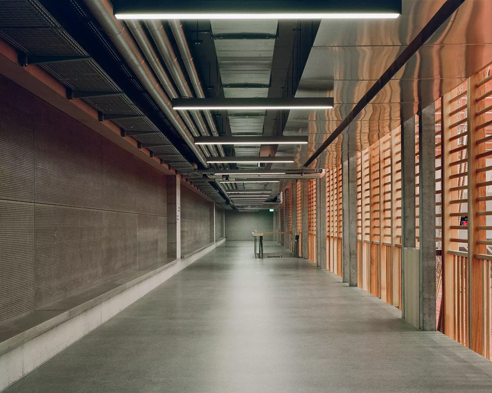 Transitzone auf der Längsseite der Dreifachhalle für Aufenhalt und Zuschauerbereich