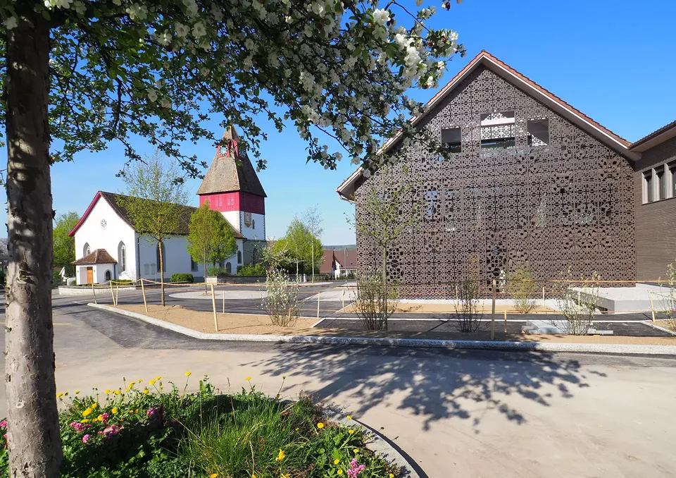 Gesamtansicht mit Kirche