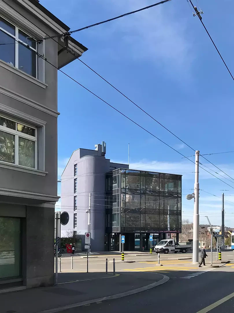 Strassenseitige Bestandsfassade mit Portikus