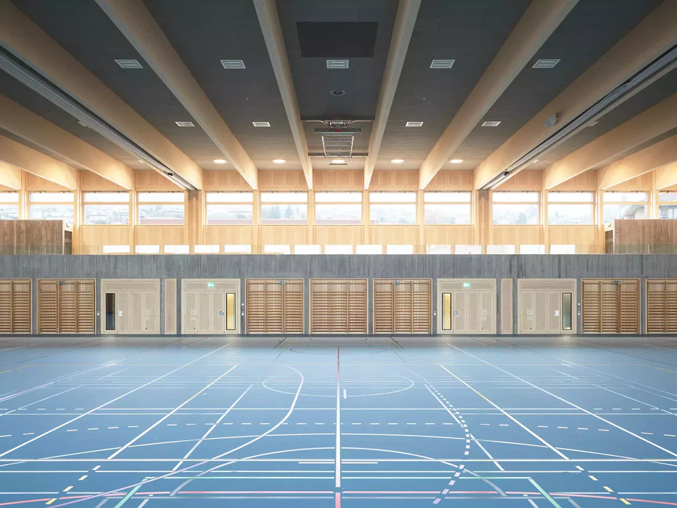 Holztragstruktur strukturiert den Hallenraum und prägt die Atmosphäre