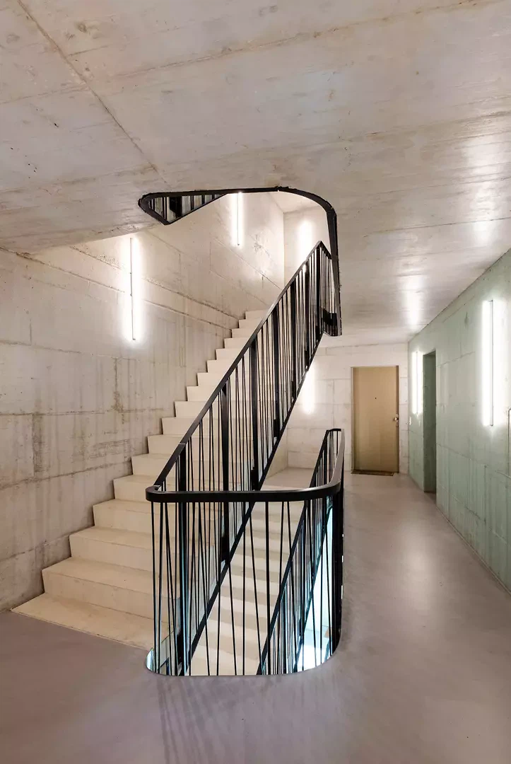 Den Treppenräumen Platz zu geben, sie bewusst zu gestalten, macht sie zu Orten der Identifikation und fördern eine funktionierende Hausgemeinschaft.