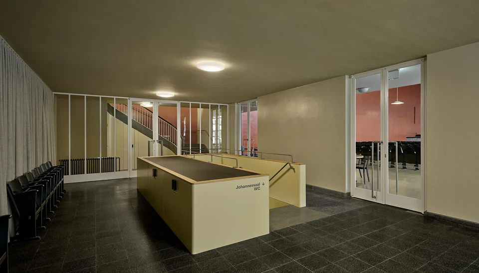 Foyer des Kirchenraums mit neuer Treppenverbindung zum Saal