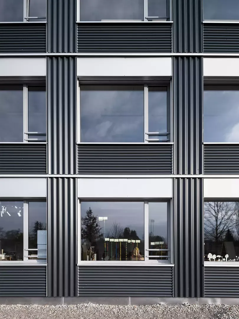 Combinaison de tôles ondulées verticales et horizontales