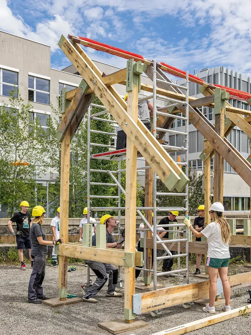Die vorfabrizierten Holzgebinde der Struktur «Longtable» werden vor Ort aufgerichtet und über horizontale Längsverbindungen miteinander gekoppelt.