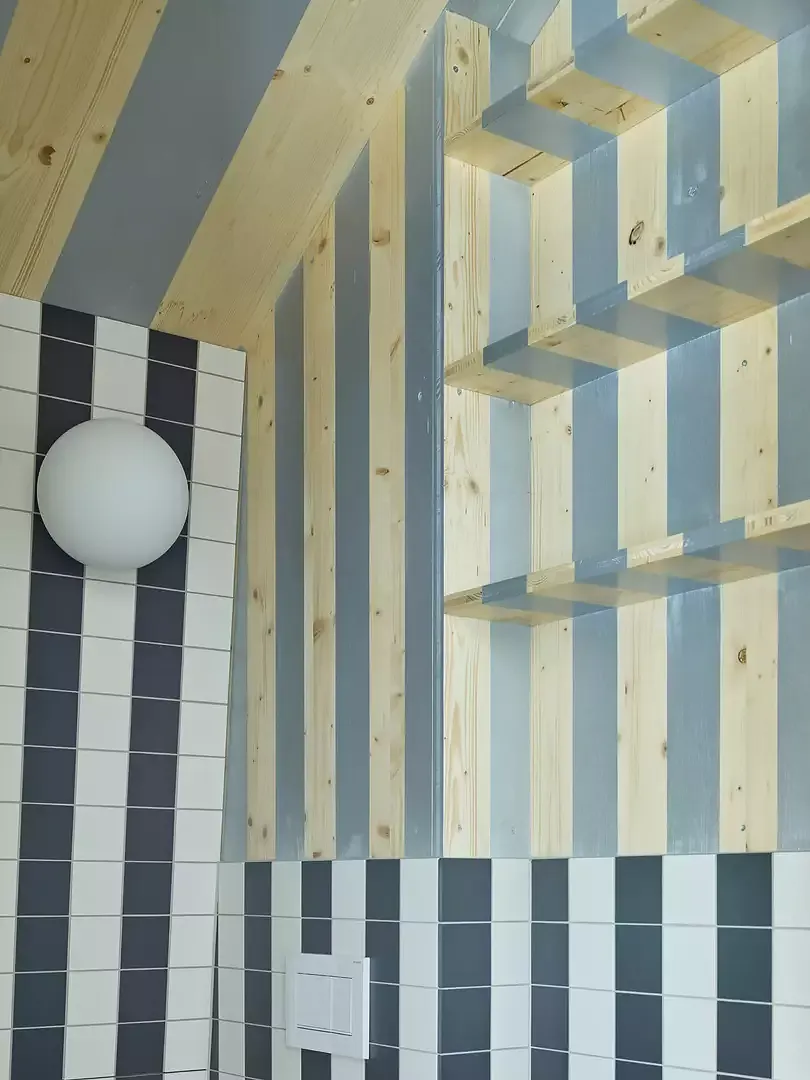Im inneren, zeigt der Pavillon seine gestreift bemalte Holzkonstruktion.