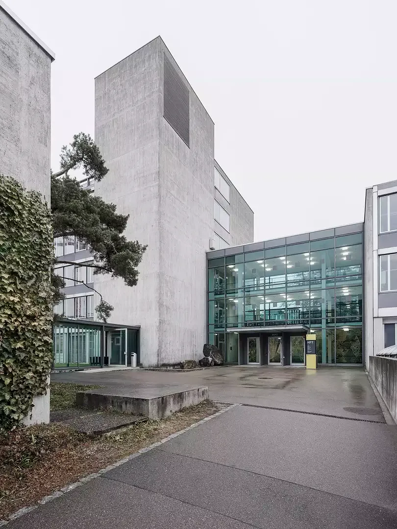 Entrée principale HPT avec vue sur le bâtiment de liaison