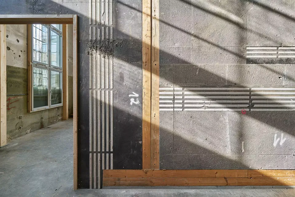 Holzplatten stammen aus einem ehem. Bahnübergang der SBB