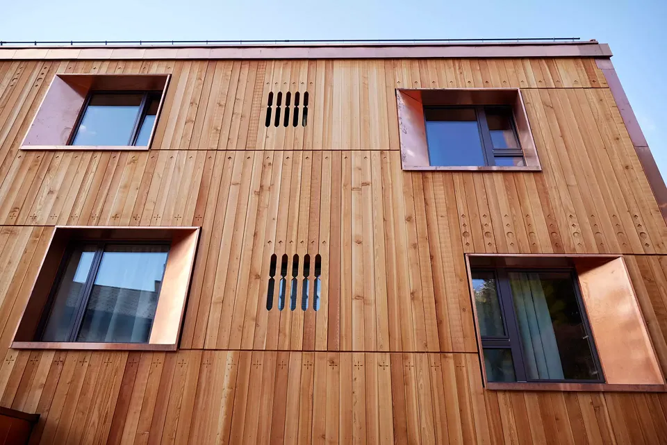 Lärchenfassade mit Lüftunsöffnungen vor den Bädern
