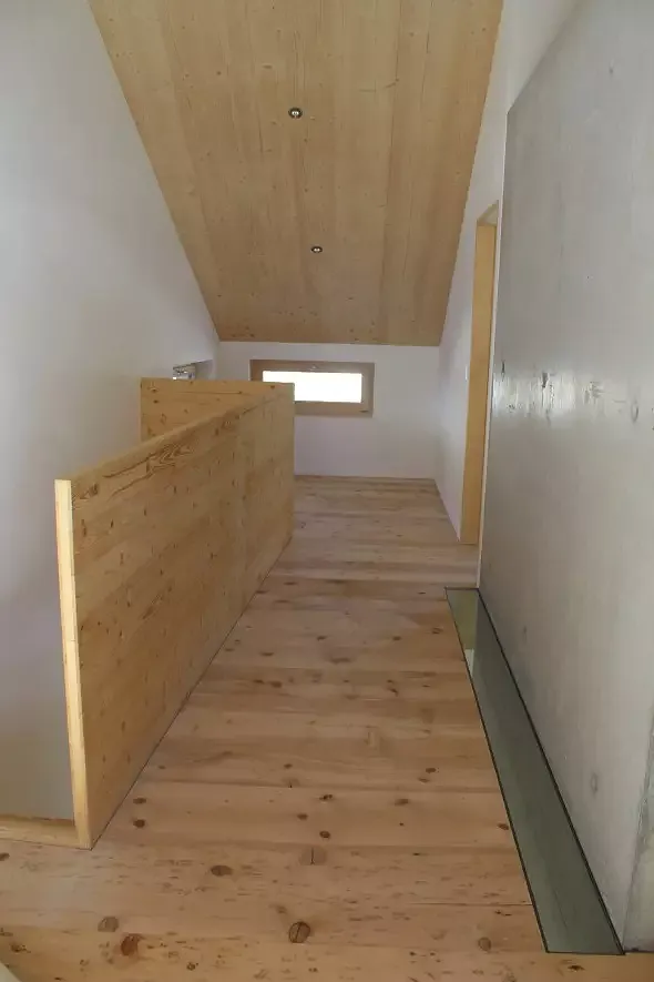 treppenaufgang mit blick zur leseecke und eingang lukarnenzimmer