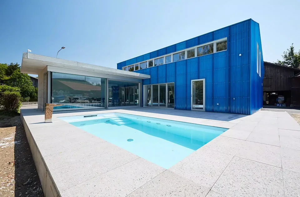 Conversion de la grange aux immeubles de bureaux et commerciaux