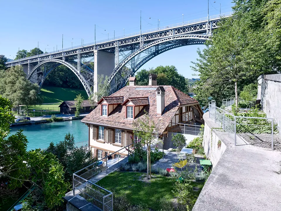 Wohnhaus an der Aare mit Kirchenfeldbrücke im Hintergrund