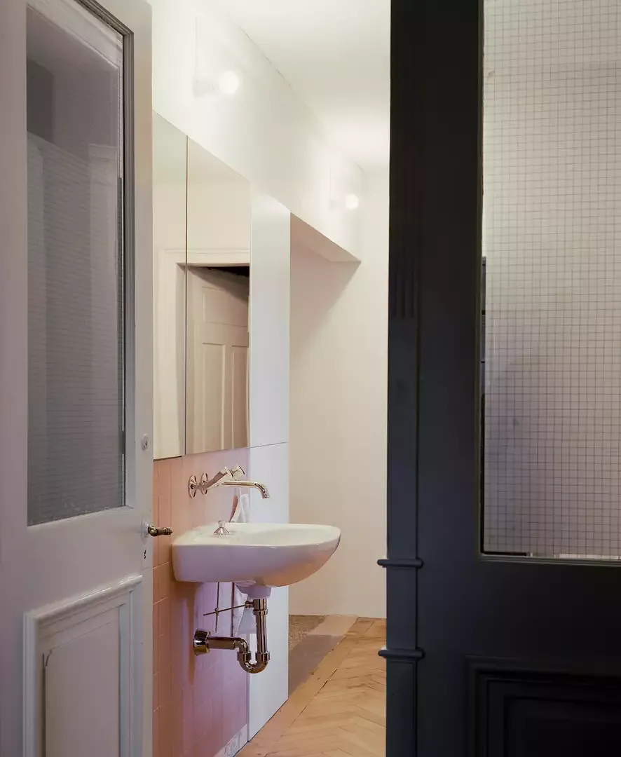 L'ancien lavabo de l'entrée active le couloir