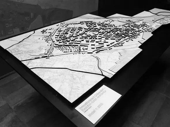 Holzmodell auf Podest / Innovationspark Dübendorf (1:2000/ gelasertes Sperrholz)