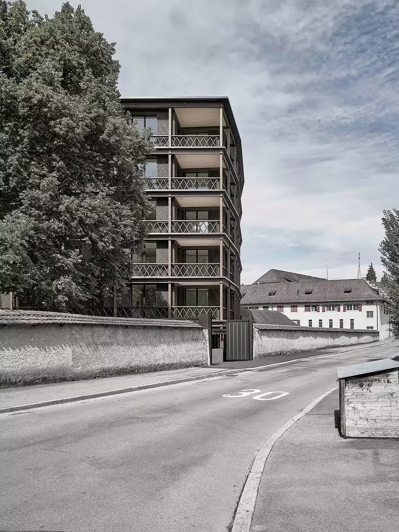 Blick auf Hofeinfahrt