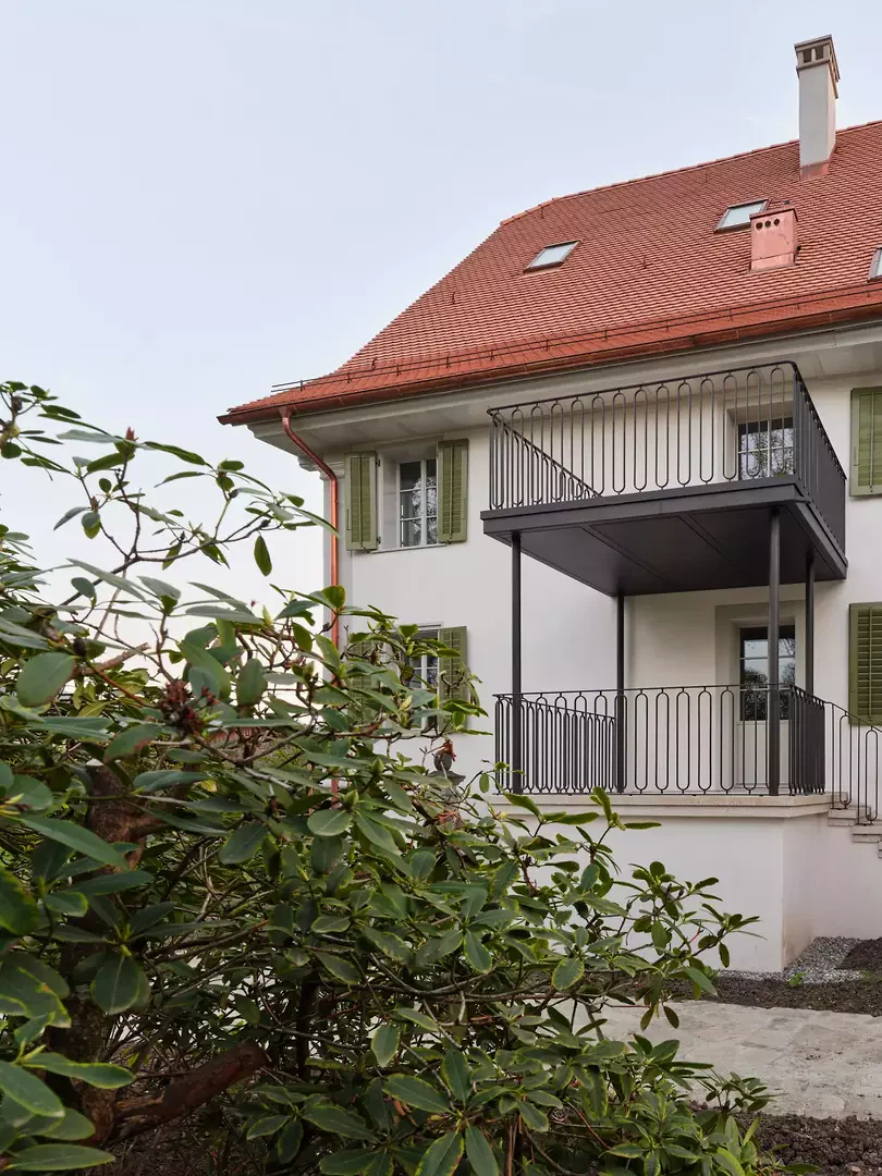 Blick vom Garten auf den Balkonturm
