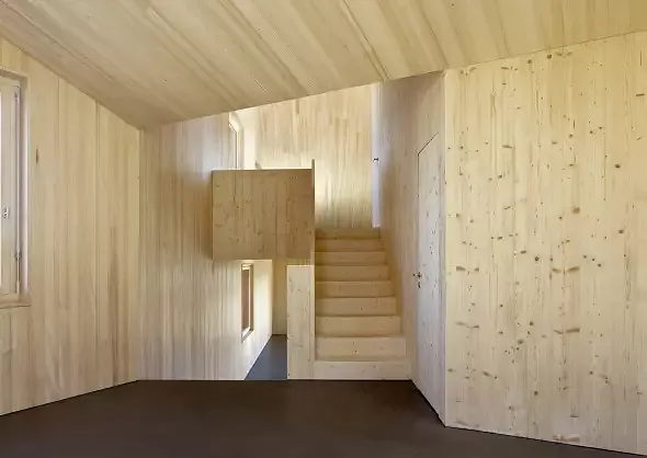 Treppenaufgang mit vorfabrizierten Holzelementen,