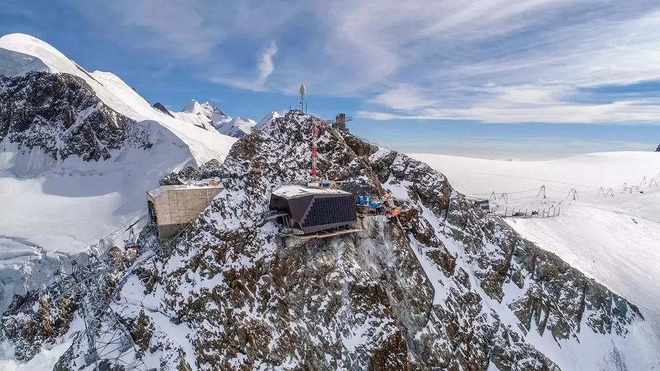 Die neue Bergstation befindet sich auf der Klein Matterhorns auf ungefähr 3820 Meter Höhe. Der Betonbau links davon ist die Bergstation der Pendelbahn aus den 1970er-Jahren, rechts davon die Bauvorbereitungen für die Seilbahn Richtung Italie