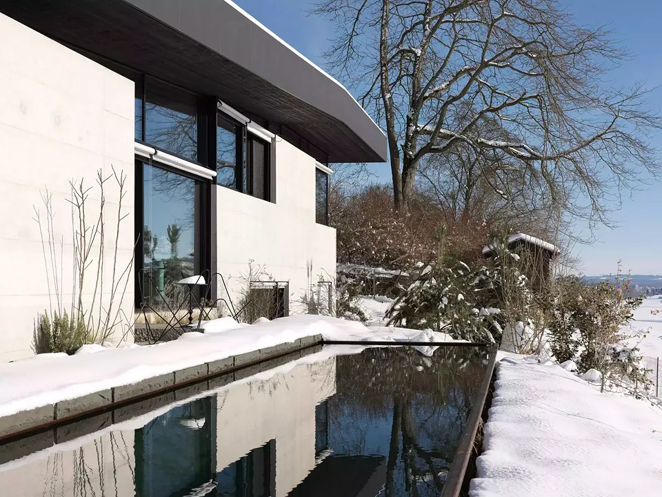 Südseite mit Naturpool