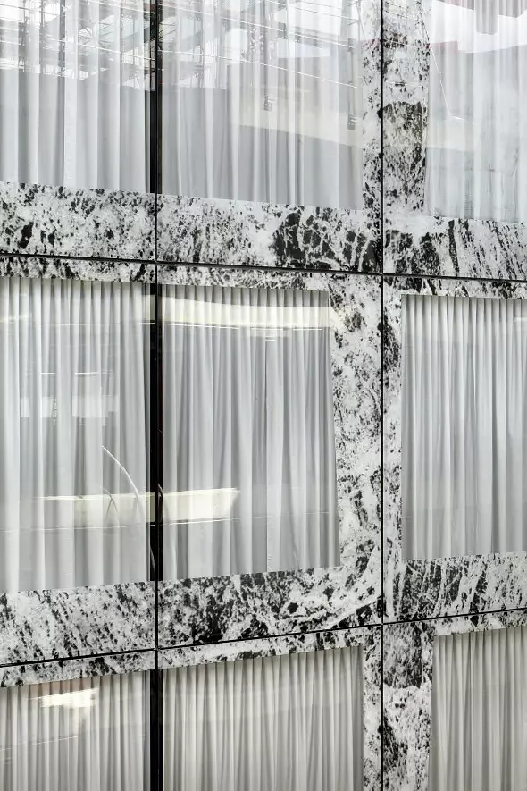 CCF Fassade mit Siebdruck und Vorhang